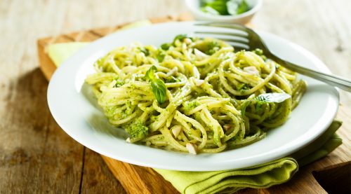 Tallarines con salsa de albahaca